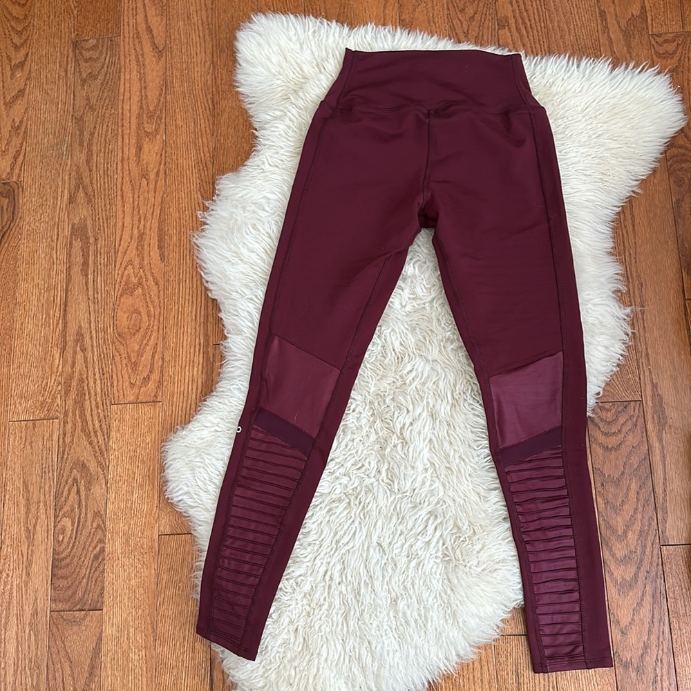ALO Yoga Leggings - Picture 7 of 8